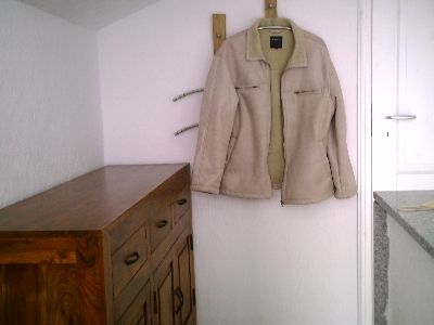 Die selbst gebaute Garderobe und der Schuhschrank aus Akazienholz